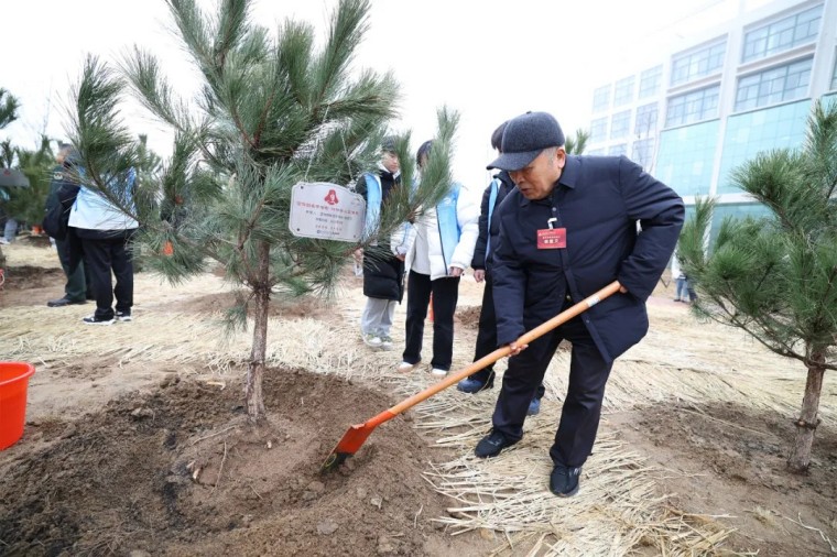 【青岛早报】雷锋班班长代表参加“雷锋林”栽植活动