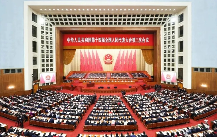 聚焦！青岛黄海学院师生热议全国两会