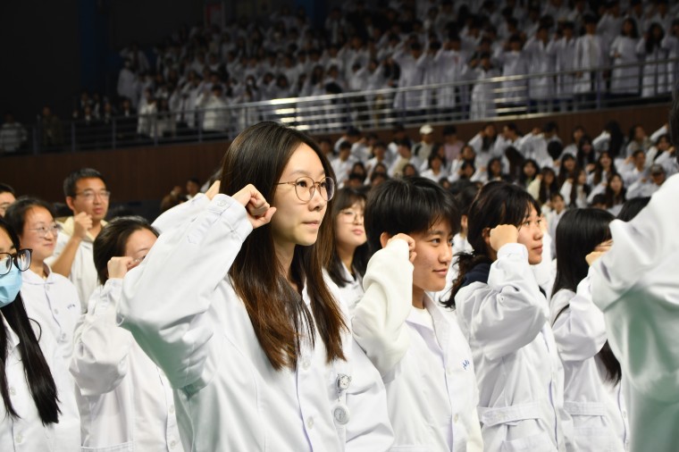 【大众网】青岛黄海学院举行纪念第114个“5·12”国际护士节文艺晚会