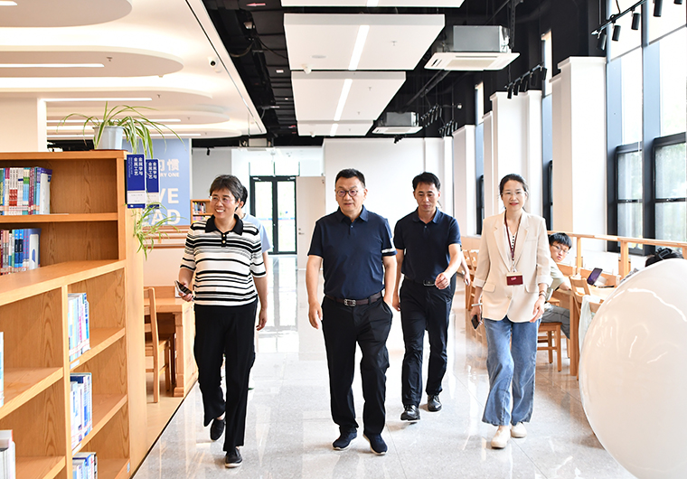 西安欧亚学院董事长胡建波教授一行来校交流并作主题报告