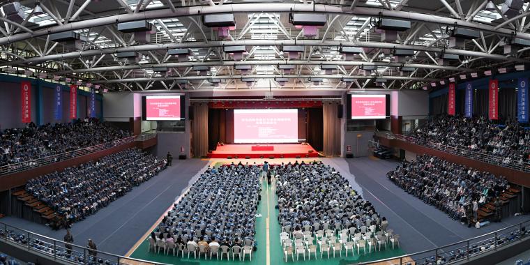 学校关工委主任宋庆泽为2025级新生作校史校情报告
