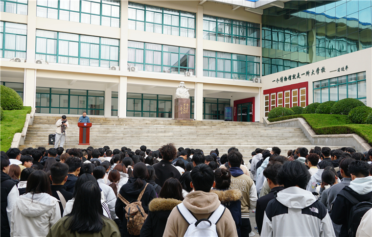 青岛黄海学院举行2025级新生学雷锋主题教育实践活动启动仪式