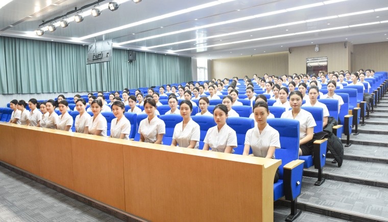东海航空公司专场招聘会在青岛黄海学院举办