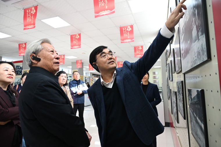 中华炎黄文化研究会砚文化研究分会向青岛黄海学院捐赠《中华砚文化汇典》