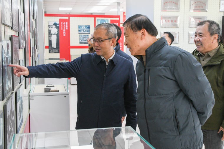 西海岸新区人大常委会离退休干部来校观摩指导