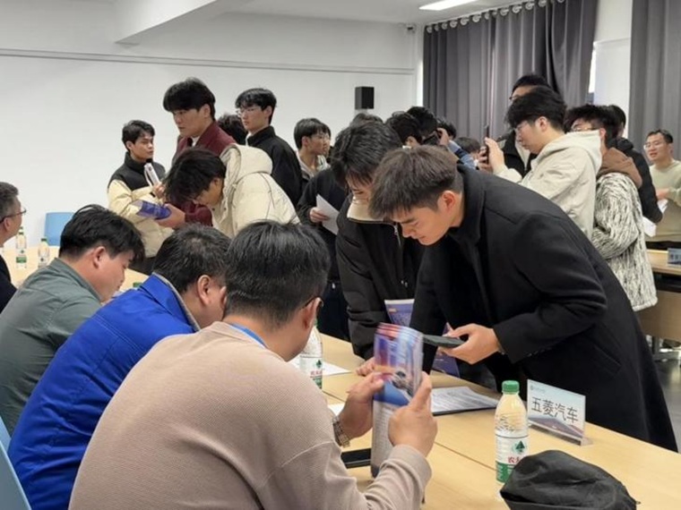 我校信息科学与工程学院成功举办西海岸新区“小圆桌”双选会