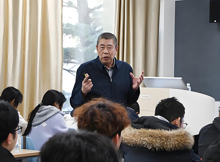 校长李清山走进思政课堂，宣讲“党的二十届四中全会精神”