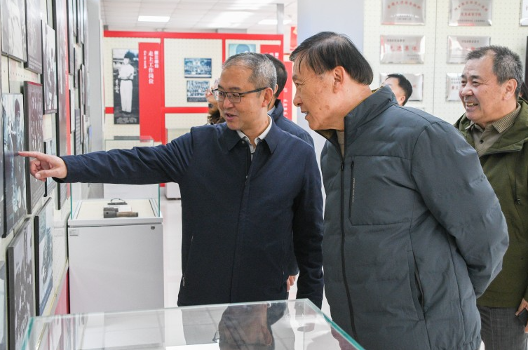 西海岸新区人大常委会离退休干部来校观摩指导