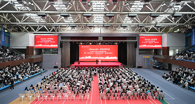 礼赞！奋进的黄海青年！