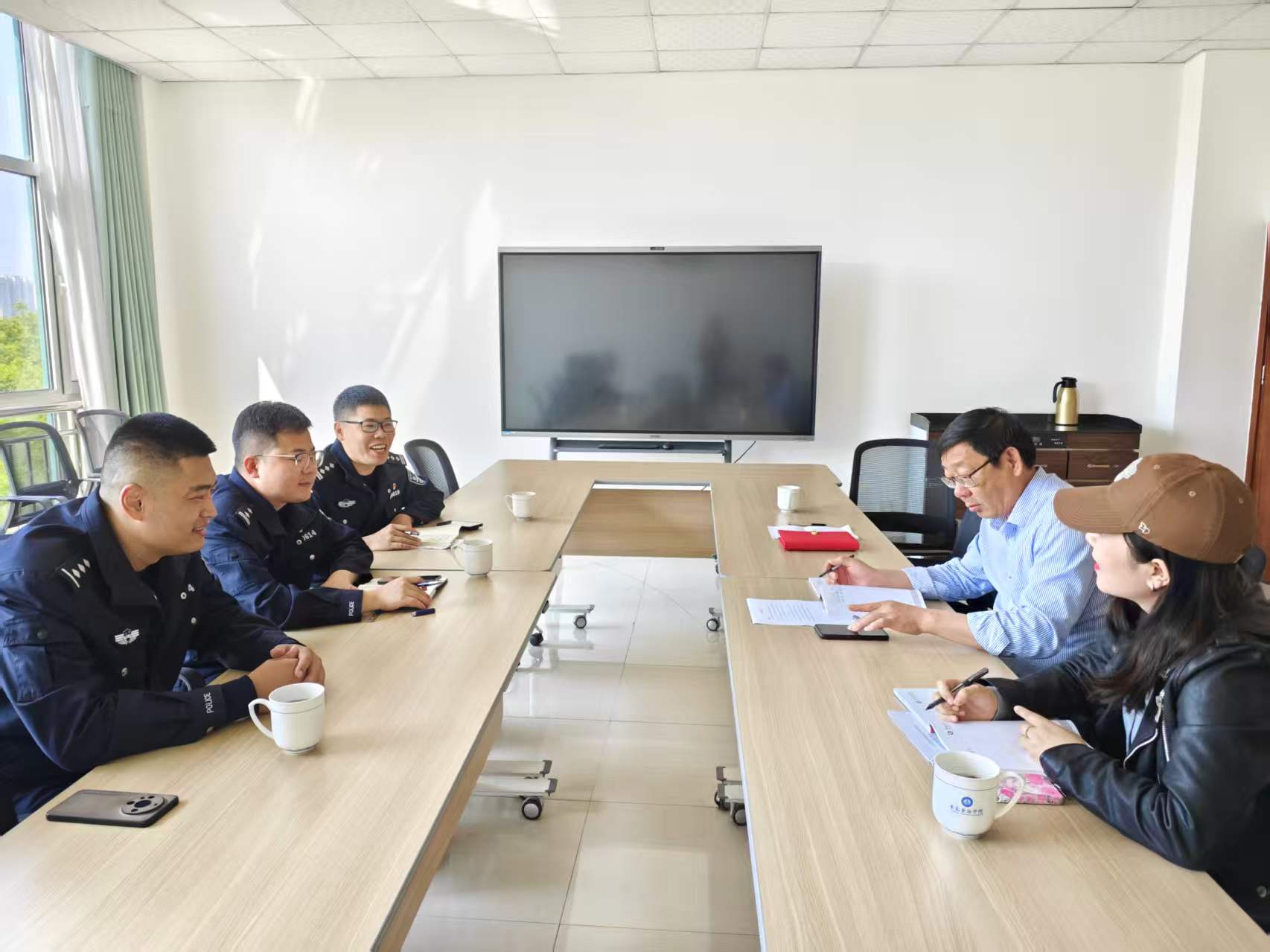 青岛市公安局黄岛分局网络安全保卫大队来校交流智库合作