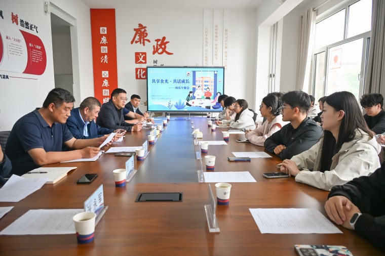 学校举行“共享食光 共话成长”校长午餐会