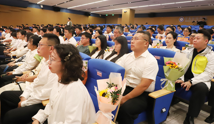 青岛黄海学院举行庆祝第42个教师节表彰大会