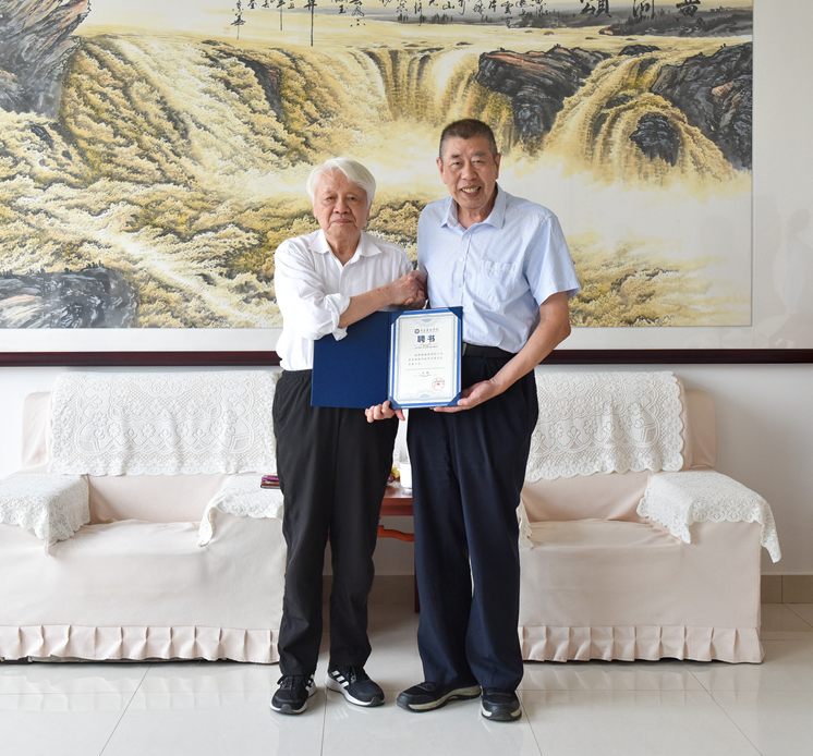 中国科学院院士姚建铨到青岛黄海学院交流座谈并作专题报告
