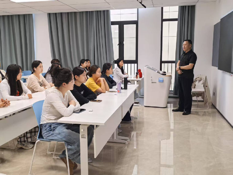 国际商学院名师讲堂：侯贵生教授深度解析中外贸易战