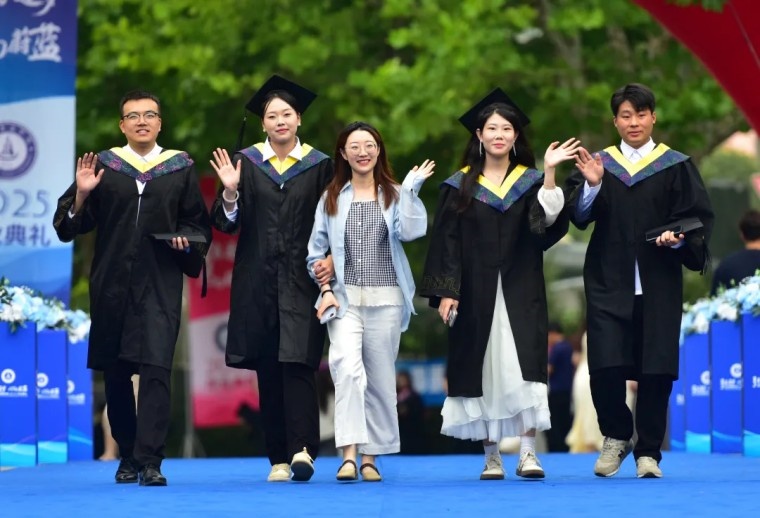 C位！今日“红毯礼”只为黄海学子