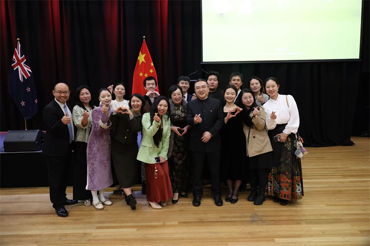 青岛黄海学院双线亮相中新交流活动 以教育与文化为桥深化两国友好合作