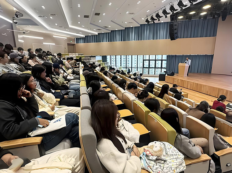 图书馆举办“智启未来：AI赋能高效学习与职业突围”主题讲座 