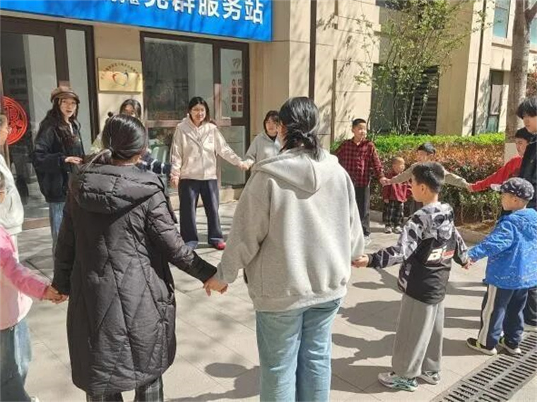 百万大学生进社区 | 信息科学与工程学院开展清明主题儿童互动活动