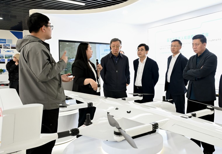 山东省政协常委、青岛市企业联合会党委书记薛庆国一行到青岛黄海学院调研
