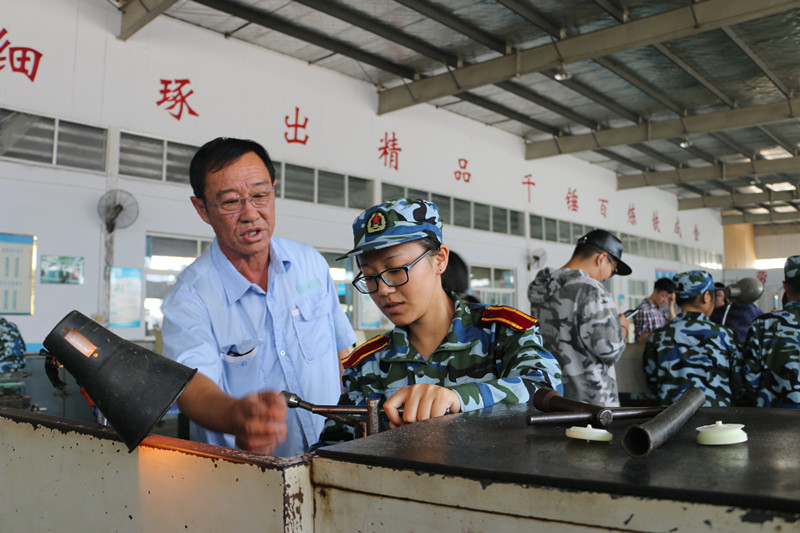 车工实训教师耐心指导_副本.jpg