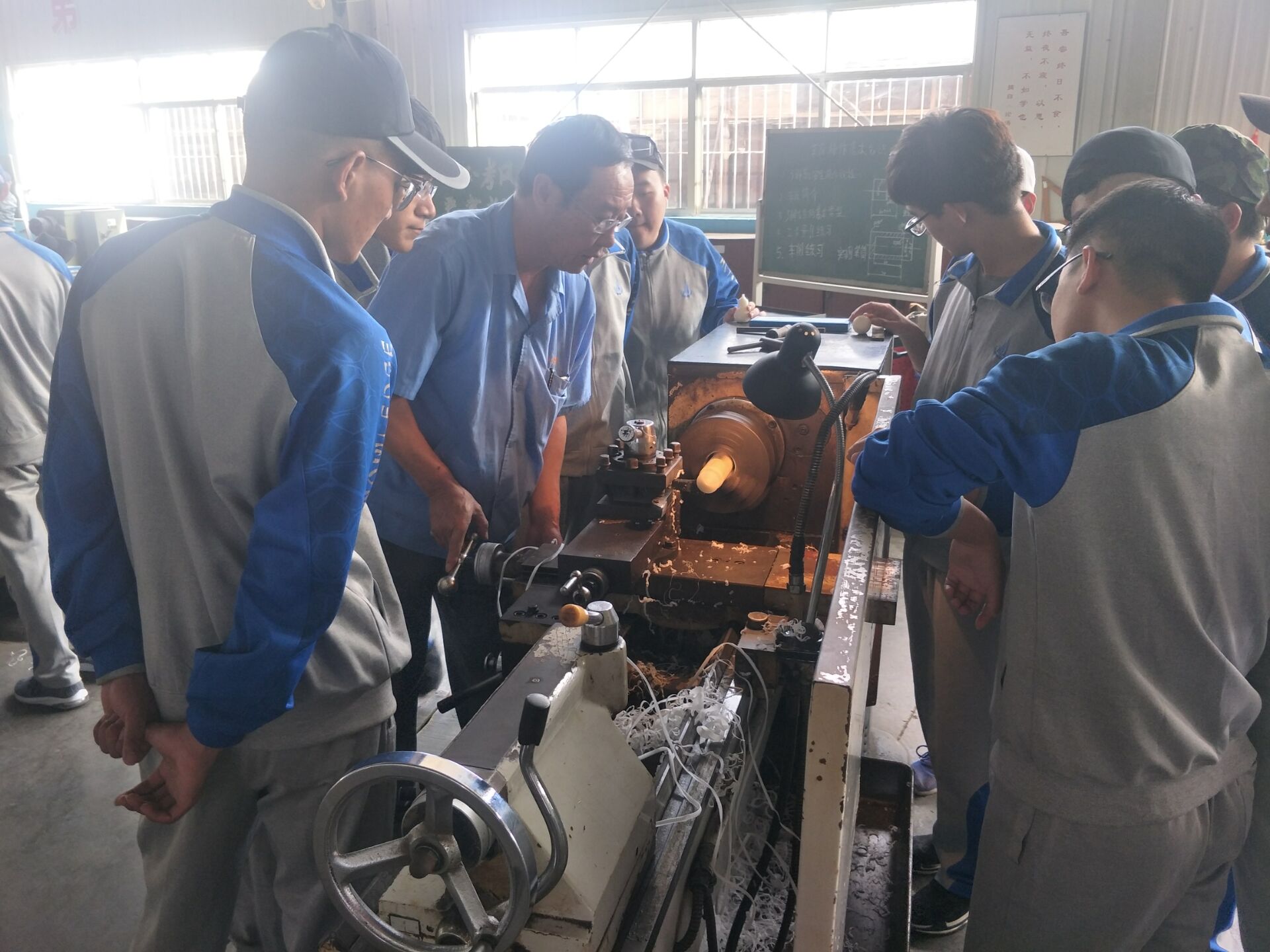 教师示范加工1.jpg
